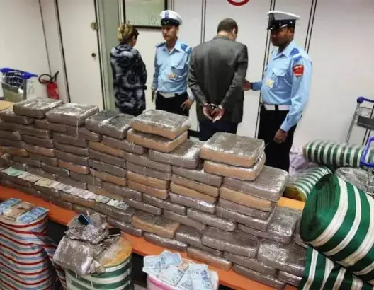 ضبط رومانيين متلبسين بمحاولة تهريب 11 كلغ من مخدر الحشيش بمطار محمد الخامس