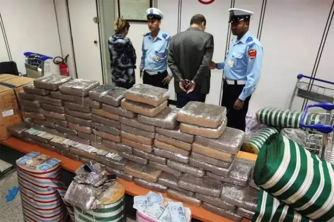 ضبط رومانيين متلبسين بمحاولة تهريب 11 كلغ من مخدر الحشيش بمطار محمد الخامس