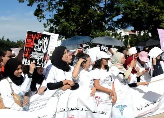طلبة الطب يصعدون احتجاجهم ويطالبون بتوقيع محضر رسمي