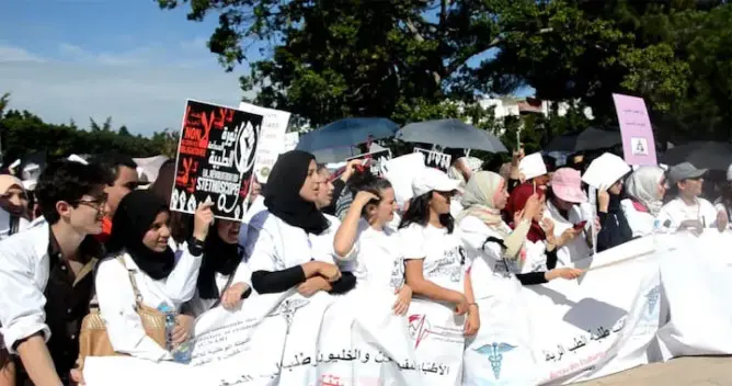 طلبة الطب يصعدون احتجاجهم ويطالبون بتوقيع محضر رسمي