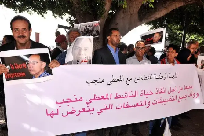 وقفة تضامنية مع المعطي منجب أمام المحكمة الإدارية بالرباط
