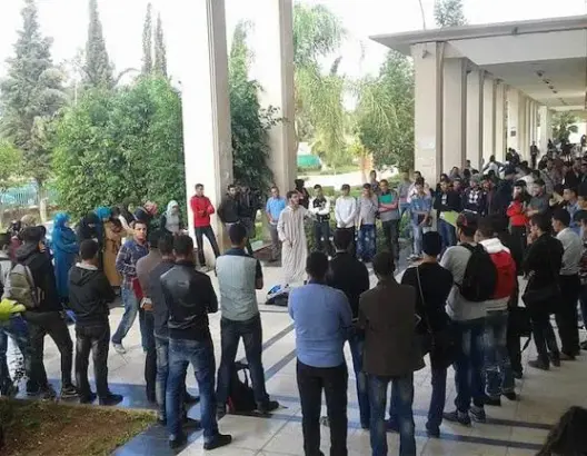 طلاب الباكالوريا القديمة يحتجون ضد منعهم من التسجيل بسطات
