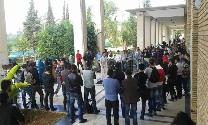 طلاب الباكالوريا القديمة يحتجون ضد منعهم من التسجيل بسطات