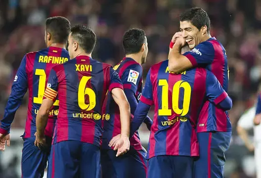 برشلونة يفوز على إيبار ويلحق بريال مدريد في الصدارة
