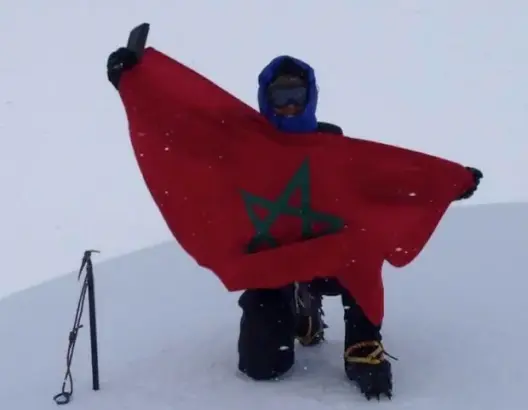 مغربية ترفع العلم المغربي فوق أعلى قمة بأندونيسيا