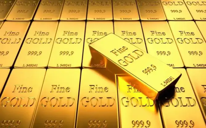 أسعار الذهب تستمر في التراجع بسبب ارتفاع الدولار