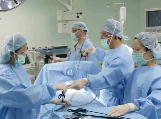 فريق طبي وطني متخصص ينجح في إجراء عمليات استئصال وزرع متعدد الأعضاء