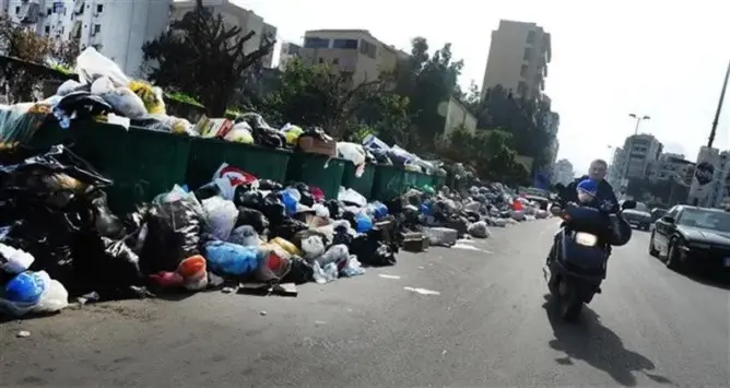 تصاعد أزمة نفايات بيروت وسط تحذيرات من “كارثة حقيقية”