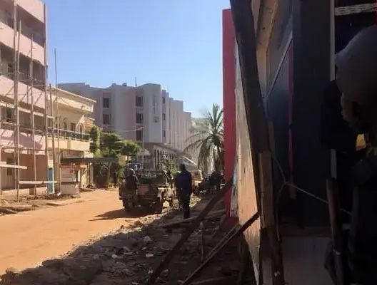 3 قتلى في عملية احتجاز مستمرة لـ170 رهينة بفندق بمالي