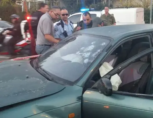 مقتل 4 صهاينة وإصابة 10 في عمليتي إطلاق نار ودهس لفلسطينيين