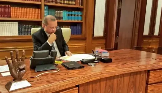 أردوغان يضع مجسم “رابعة” على مكتبه أثناء اتصاله بأوباما
