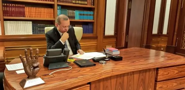 أردوغان يضع مجسم “رابعة” على مكتبه أثناء اتصاله بأوباما