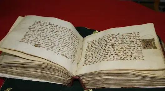 فنان لبناني يحتفي بالخط المغربي في نسخة فريدة من المصحف الشريف