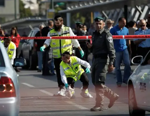إصابة 6 “إسرائيليين” في 3 عمليات طعن ودهس بالضفة الغربية