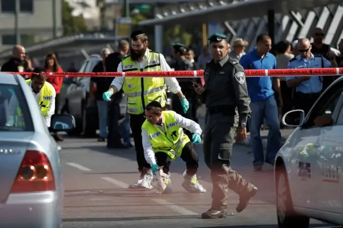 إصابة 6 “إسرائيليين” في 3 عمليات طعن ودهس بالضفة الغربية
