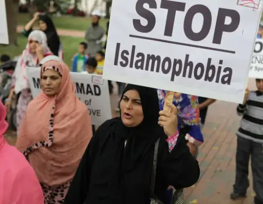 عرض قميص يحمل شعارات معادية للإسلام للبيع في قاعدة عسكرية أمريكية
