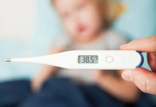 10 إجراءات لخفض حرارة طفلك قبل زيارة الطبيب
