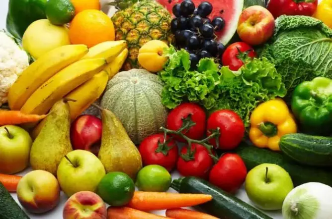 دراسة: على الشباب تناول الفواكه والخضروات بكثرة