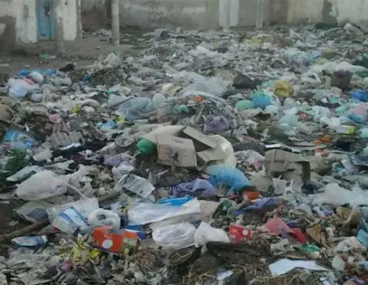 الأزبال “تغزو” أقرمود بالصويرة والجماعة عاجزة عن إيجاد حل