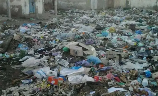 الأزبال “تغزو” أقرمود بالصويرة والجماعة عاجزة عن إيجاد حل