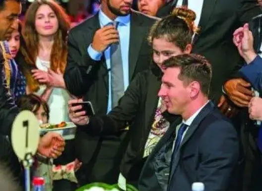 عشاق ميسي لم يستطيعوا أخذ صور معه في دبي !