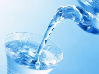 أطباء: شرب الماء بعد الأكل يؤذي المعدة