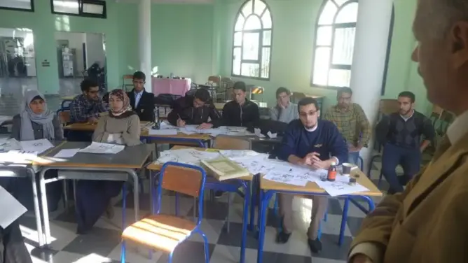 طلبة بطنجة يحتفون بالعربية بورشات الخط العربي