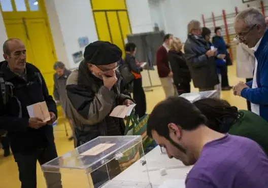 الناخبون الإسبان يتوجهون إلى صناديق الاقتراع اليوم
