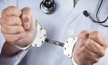 اعتقال طبيبة فرنسية اختلست 800 ألف أورو  للاستثمار بمراكش