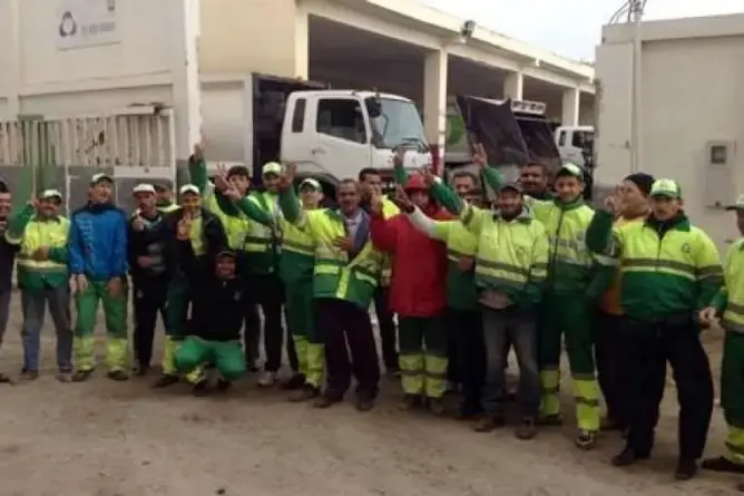 عمال النظافة بمرتيل يحتجون ضد حرمانهم من “الملابس”