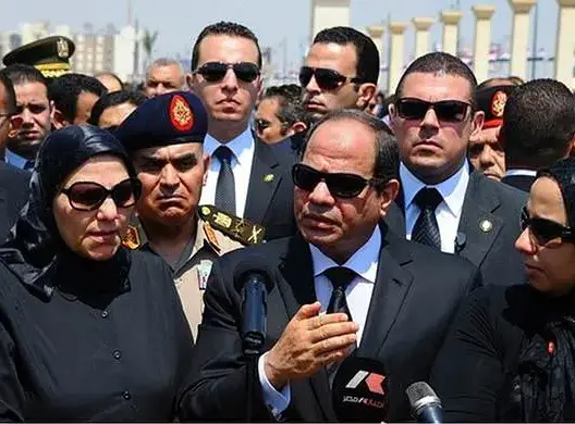 السيسي يسعى لاقتطاع 100 دولار للمصريين بالخارج