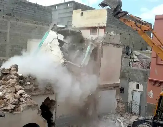 هدم عمارة عشوائية تطل على القصر الملكي بفاس (صورة)