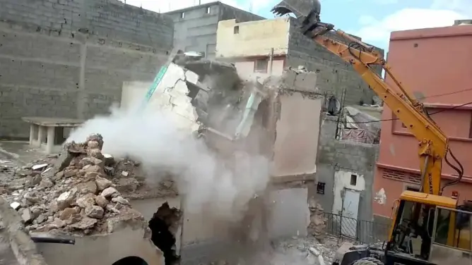 هدم عمارة عشوائية تطل على القصر الملكي بفاس (صورة)