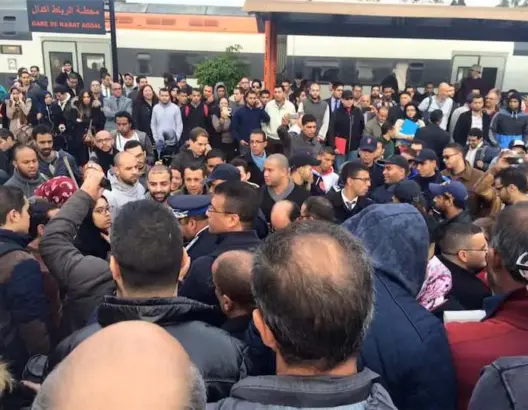مواطنون يمنعون تحرك القطارات بمحطة أكدال بعد تأخرها