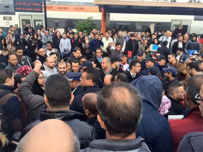 مواطنون يمنعون تحرك القطارات بمحطة أكدال بعد تأخرها
