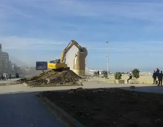 جدل بطنجة بعد عملية هدم منارة تاريخية بالشاطئ البلدي