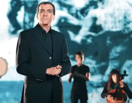 غلام يحتج أمام البرلمان في اليوم العالمي لحقوق الإنسان
