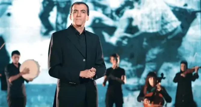 غلام يحتج أمام البرلمان في اليوم العالمي لحقوق الإنسان