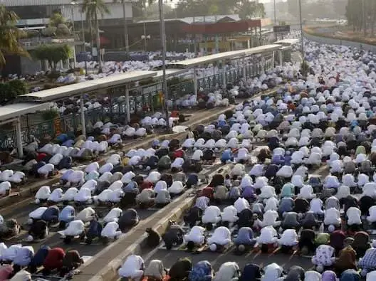 نواب أمريكيون يدعون إلى الصلاة مع الجالية المسلمة الجمعة