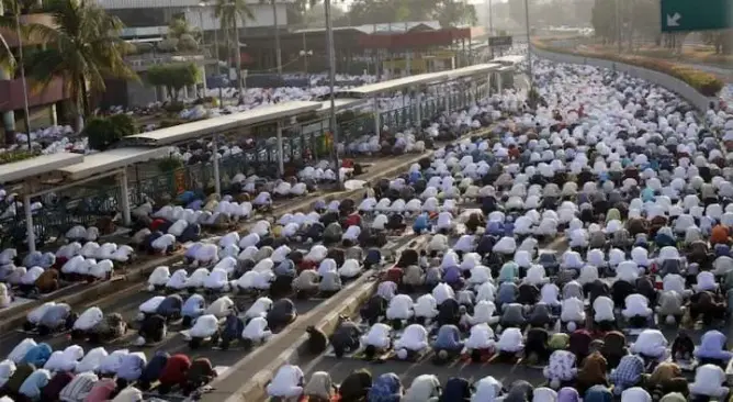 نواب أمريكيون يدعون إلى الصلاة مع الجالية المسلمة الجمعة