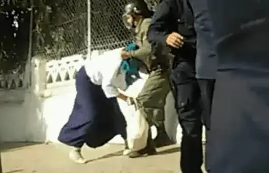 صورة تعنيف الأمن لأستاذة متدربة تثير غضبا فايسبوكيا عارما