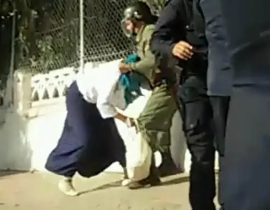 الأمن يعنف أساتذة متدربين بالقنيطرة ويمنع مسيرتهم (صور)