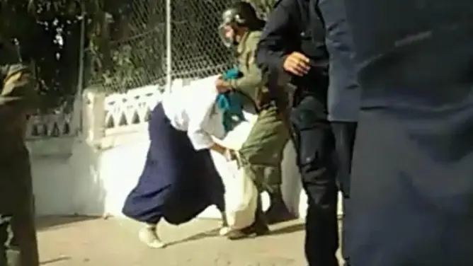 الأمن يعنف أساتذة متدربين بالقنيطرة ويمنع مسيرتهم (صور)
