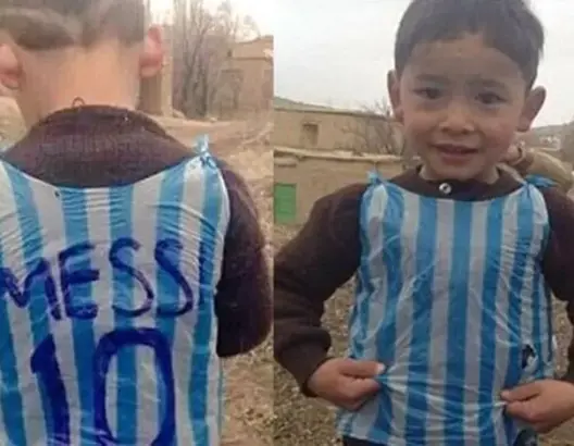 ميسي يحقق حلم طفل أفغاني صنع قميصه من البلاستيك