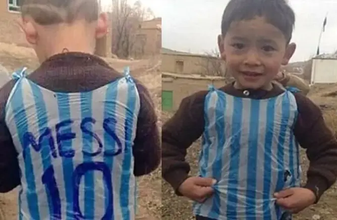 ميسي يحقق حلم طفل أفغاني صنع قميصه من البلاستيك