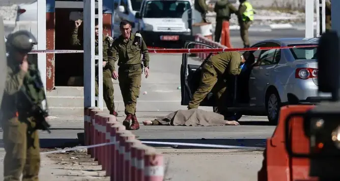 بعدما كان الأمر مقتصرا على الشباب.. شرطي فلسطيني يطلق النار على 3 جنود صهاينة
