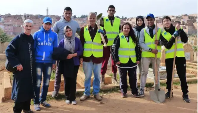متطوعون ينظفون مقبرة بالخميسات