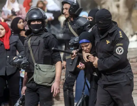 الأمن المصري يقتل اثنين ويطلق قنابل الغاز