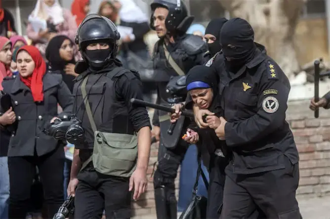 الأمن المصري يقتل اثنين ويطلق قنابل الغاز