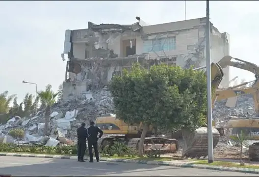 غضبة ملكية تهدم عمارة لإدارة عمومية بالبيضاء